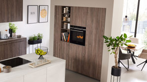 Einbauküche Interliving aus Holz in Holzfarben Interliving Küche Serie 3078 mit SIEMENS Einbaugeräten graphitsilberne Eiche & weißer Beton - dreizeilig