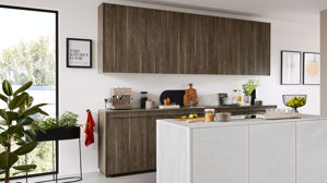 Einbauküche Interliving aus Holz in Holzfarben Interliving Küche Serie 3078 mit SIEMENS Einbaugeräten graphitsilberne Eiche & weißer Beton - dreizeilig