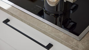 Einbauküche Interliving aus Holz in Weiß Interliving Küche Serie 3082 mit SIEMENS Einbaugeräten Mattweiß & Stripe Wood Crema - Stellfläche ca. 248 x 463 cm