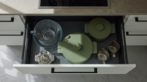 Einbauküche Interliving aus Holz in Weiß Interliving Küche Serie 3082 mit SIEMENS Einbaugeräten Mattweiß & Stripe Wood Crema - Stellfläche ca. 248 x 463 cm