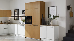 Einbauküche Interliving aus Holz in Weiß Interliving Küche Serie 3082 mit SIEMENS Einbaugeräten Mattweiß & Stripe Wood Crema - Stellfläche ca. 248 x 463 cm