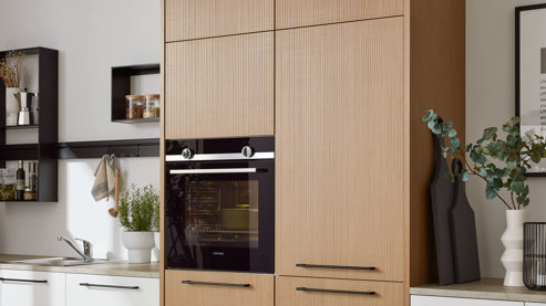 Einbauküche Interliving aus Holz in Weiß Interliving Küche Serie 3082 mit SIEMENS Einbaugeräten Mattweiß & Stripe Wood Crema - Stellfläche ca. 248 x 463 cm