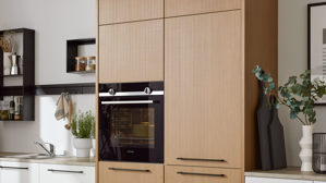 Einbauküche Interliving aus Holz in Weiß Interliving Küche Serie 3082 mit SIEMENS Einbaugeräten Mattweiß & Stripe Wood Crema - Stellfläche ca. 248 x 463 cm