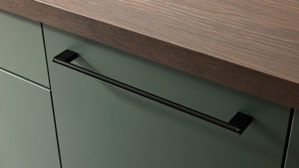 Einbauküche Interliving aus Holz in Dunkelgrün Interliving Küche Serie 3083 mit AEG Einbaugeräten Black Green & Nussbaum Kuba  - dreizeilig