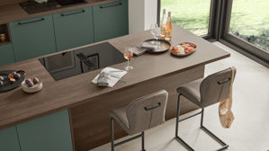 Einbauküche Interliving aus Holz in Dunkelgrün Interliving Küche Serie 3083 mit AEG Einbaugeräten Black Green & Nussbaum Kuba  - dreizeilig