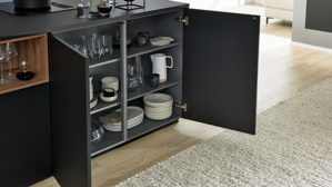 Einbauküche Interliving aus Holz in Schwarz Interliving Küche Serie 3055 mit AEG Einbaugeräten Mattschwarz & Vulkaneiche  - dreizeilig