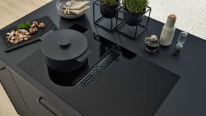 Einbauküche Interliving aus Holz in Schwarz Interliving Küche Serie 3103 mit AEG Einbaugeräten Mattschwarz & Vulkaneiche  - dreizeilig