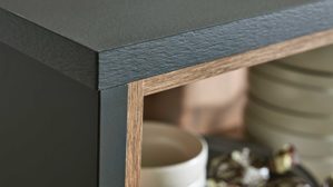 Einbauküche Interliving aus Holz in Schwarz Interliving Küche Serie 3103 mit AEG Einbaugeräten Mattschwarz & Vulkaneiche  - dreizeilig