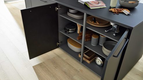 Einbauküche Interliving aus Holz in Schwarz Interliving Küche Serie 3055 mit AEG Einbaugeräten Mattschwarz & Vulkaneiche  - dreizeilig