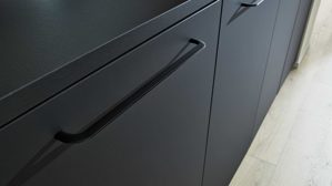 Einbauküche Interliving aus Holz in Schwarz Interliving Küche Serie 3055 mit AEG Einbaugeräten Mattschwarz & Vulkaneiche  - dreizeilig