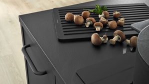 Einbauküche Interliving aus Holz in Schwarz Interliving Küche Serie 3055 mit AEG Einbaugeräten Mattschwarz & Vulkaneiche  - dreizeilig