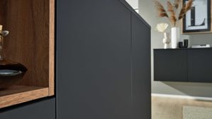 Einbauküche Interliving aus Holz in Schwarz Interliving Küche Serie 3103 mit AEG Einbaugeräten Mattschwarz & Vulkaneiche  - dreizeilig