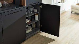 Einbauküche Interliving aus Holz in Schwarz Interliving Küche Serie 3103 mit AEG Einbaugeräten Mattschwarz & Vulkaneiche  - dreizeilig