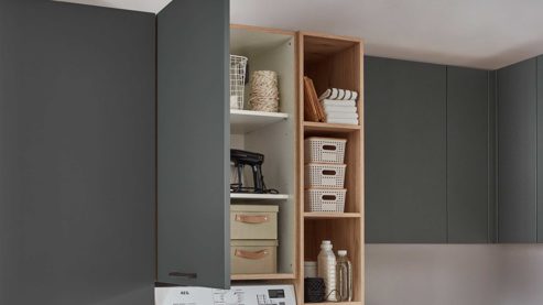 Küche Nobilia® aus Holz in Dunkelgrün nobilia® Hauswirtschaftsraum-Lösung Easytouch Mineralgrün & Eiche San Remo - Stellfläche ca. 275 x 247 cm