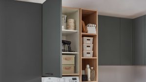 Systemküche Nobilia® aus Holz in Dunkelgrün nobilia® Hauswirtschaftsraum-Lösung Easytouch Mineralgrün & Eiche San Remo - Stellfläche ca. 275 x 247 cm