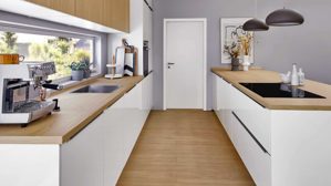 Einbauküche Nobilia® aus Holz in Weiß nobilia® Einbauküche Novalux mit gorenje Elektrogeräten Weiß & Eiche Como - zweizeilig