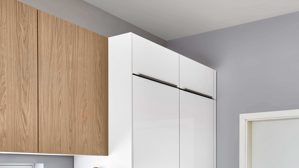 Einbauküche Nobilia® aus Holz in Weiß nobilia® Einbauküche Novalux mit gorenje Elektrogeräten Weiß & Eiche Como - zweizeilig