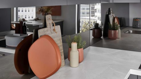 Einbauküche Nobilia® aus Holz in Grau nobilia® Einbauküche Senso mit Elektrogeräten, z. B.  Kühlschrank Schiefergrau - dreizeilig