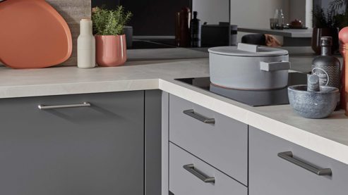 Einbauküche Nobilia® aus Holz in Grau nobilia® Einbauküche Senso mit Elektrogeräten, z. B.  Kühlschrank Schiefergrau - dreizeilig