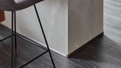 Einbauküche Nobilia® aus Holz in Grau nobilia® Einbauküche Senso mit Elektrogeräten, z. B.  Kühlschrank Schiefergrau - dreizeilig