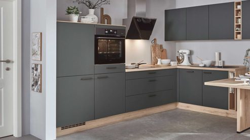 Einbauküche Nobilia® aus Holz in Dunkelgrün nobilia® Einbauküche Easytouch mit Ansetztisch und Geräten Mineralgrün & Eiche San Remo – Stellfläche ca. 310 x 290 cm