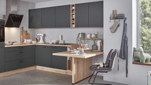 Einbauküche Nobilia® aus Holz in Dunkelgrün nobilia® Einbauküche Easytouch mit Ansetztisch und Geräten Mineralgrün & Eiche San Remo – Stellfläche ca. 310 x 290 cm