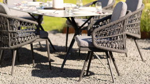 Gartenmöbel-Set Interliving aus Metall in Grau Interliving Gartenmöbel Serie 7012 - Essgruppe mit Diningsesseln hellgrauer Olefin-Teddybezug, Rope, gesinterter grauer Stein & anthrazitfarbenes Aluminium