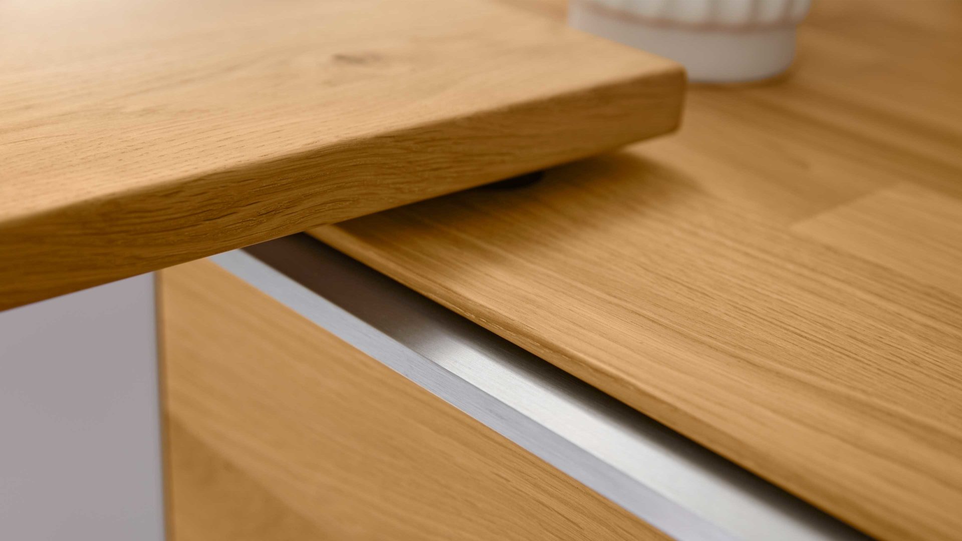 Schreibtisch Interliving aus Holz in Hellgrau Interliving Wohnzimmer Serie 2020 - Verwandlungs-Sideboard Asteiche bianco & Schlamm – zwei Türen, zwei Klappen