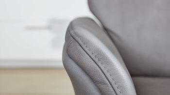 Zweisitzer Interliving aus Leder in Grau Interliving Sofa Serie 4211 – Zweisitzer titanfarbenes LongLife-Leder & Edelstahlfüße – Länge ca. 140 cm