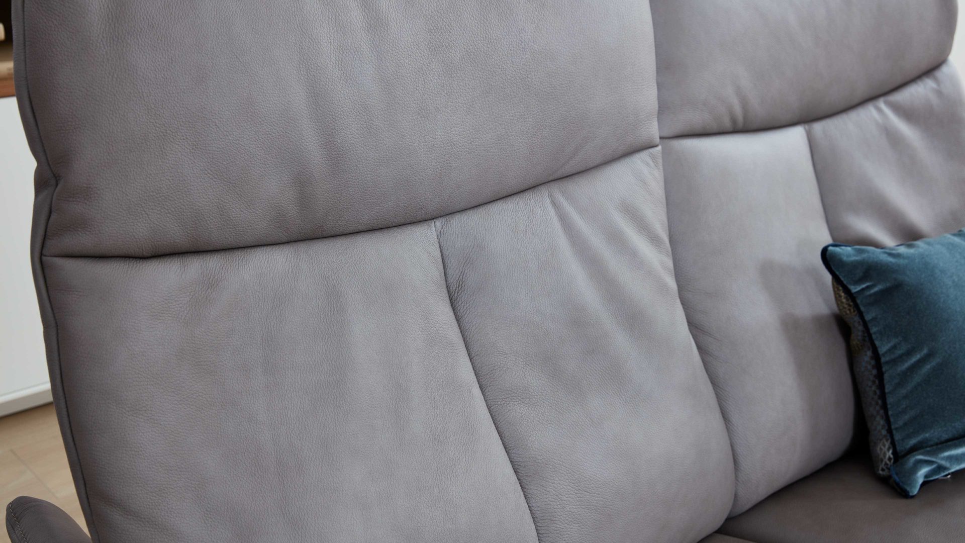 Zweisitzer Interliving aus Leder in Grau Interliving Sofa Serie 4211 – Zweisitzer titanfarbenes LongLife-Leder & Edelstahlfüße – Länge ca. 140 cm