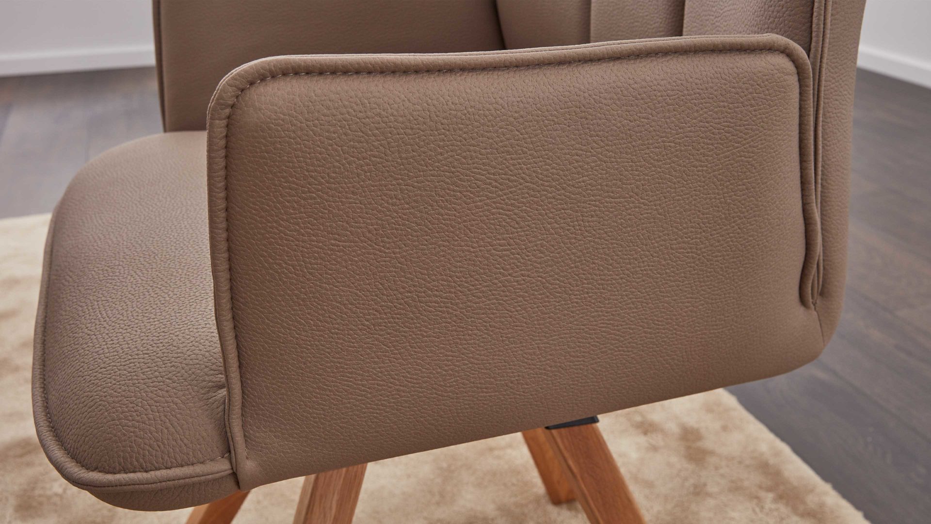 Polsterstuhl Interliving aus Stoff in Hellbraun Interliving Esszimmer Serie 5102 – Armlehn-Polsterstuhl mit Drehfunktion sandfarbene Mikrofaser Atlantis 914 & Kernbuche