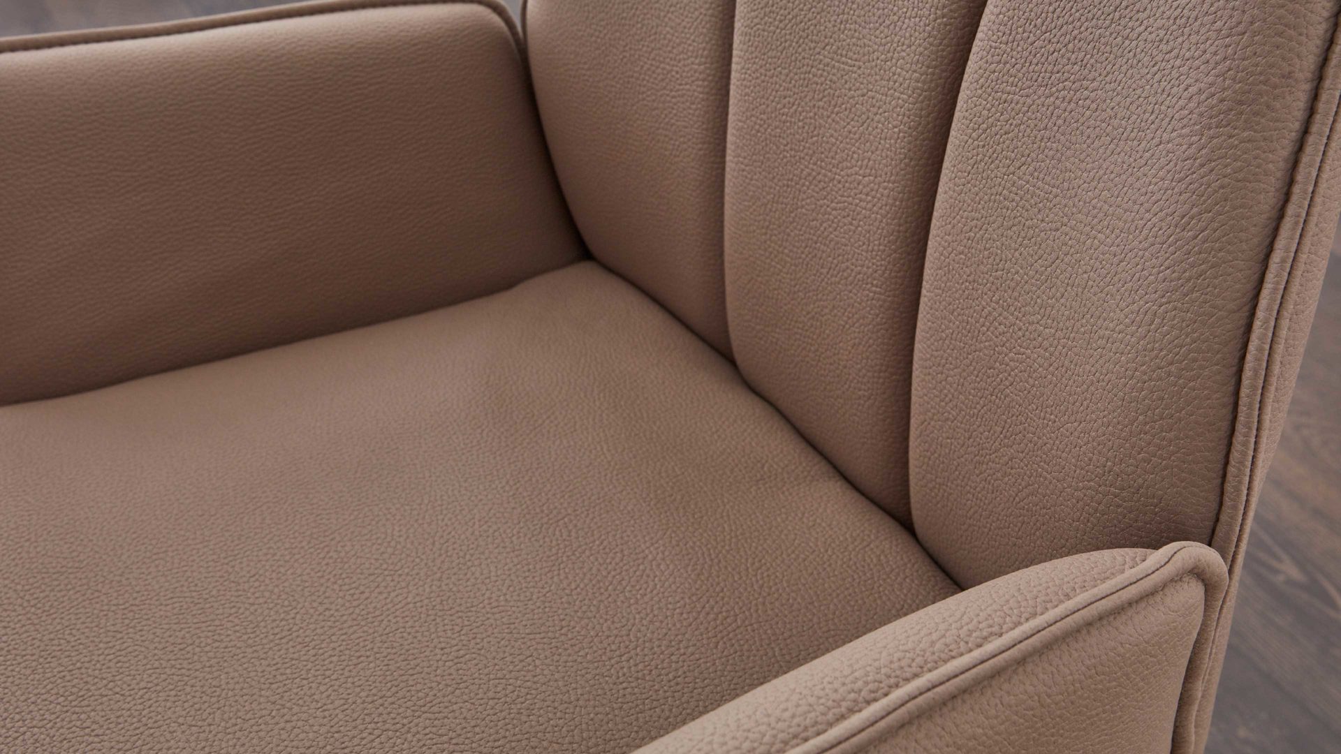 Polsterstuhl Interliving aus Stoff in Hellbraun Interliving Esszimmer Serie 5102 – Armlehn-Polsterstuhl mit Drehfunktion sandfarbene Mikrofaser Atlantis 914 & Kernbuche