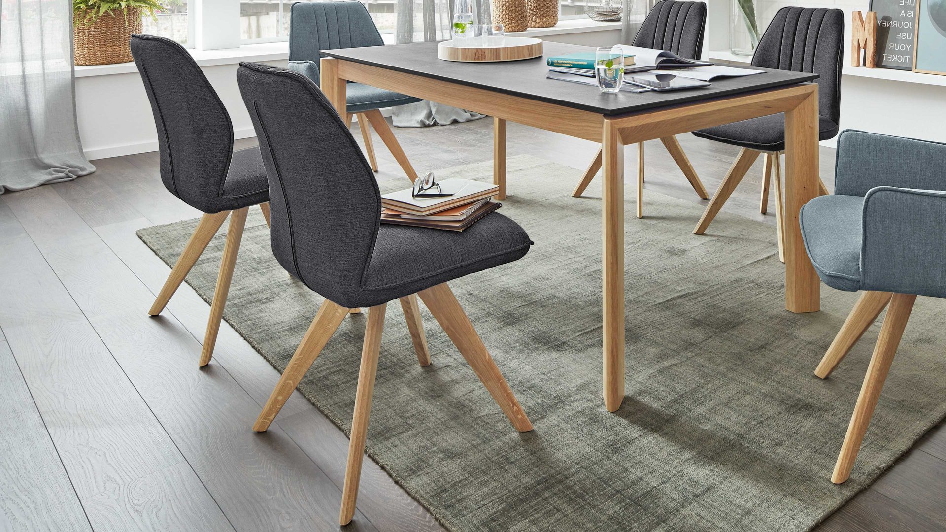 Polsterstuhl Interliving aus Stoff in Dunkelgrau Interliving Esszimmer Serie 5102 – Polsterstuhl graphitfarbener Webstoff Tirol 480 & Wildeiche