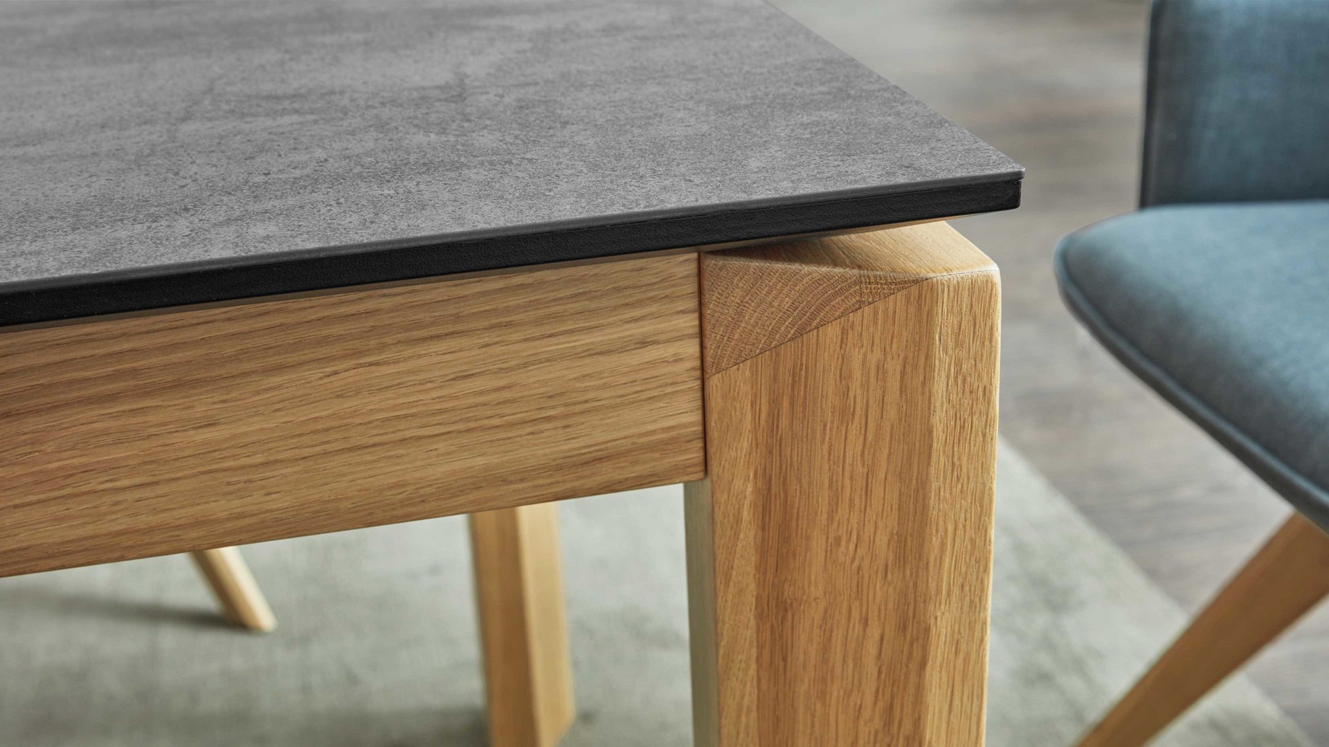 Auszugtisch Interliving aus Holz in Grau Interliving Esszimmer Serie 5102 – Auszugtisch granitfarbenes HPL & Wildeiche – ca. 140-240 x 90 cm