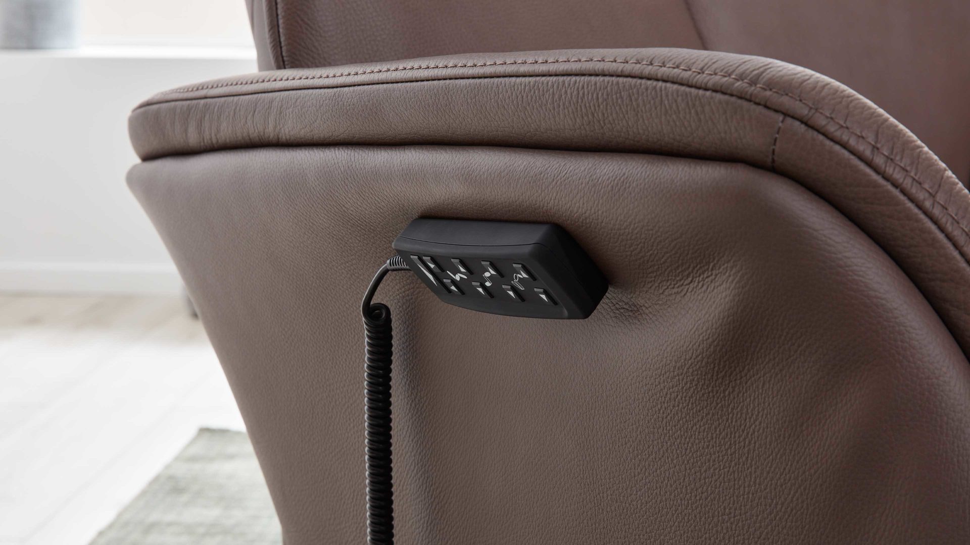 Relaxsessel Interliving aus Leder in Braun Interliving Sessel Serie 4550 - Sessel zwei Motoren & Aufstehhilfe - kokosfarbenes LongLife-Leder & edelstahlfarbener Tellerfuß