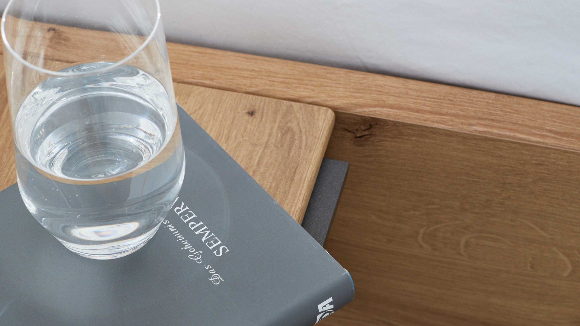 Nachtkommoden-Set Interliving aus Holz in Hellgrau Interliving Kleiderschrank Serie 1205 – Nachtkonsolen-Set Champagner & Eiche Bianco – zweiteilig