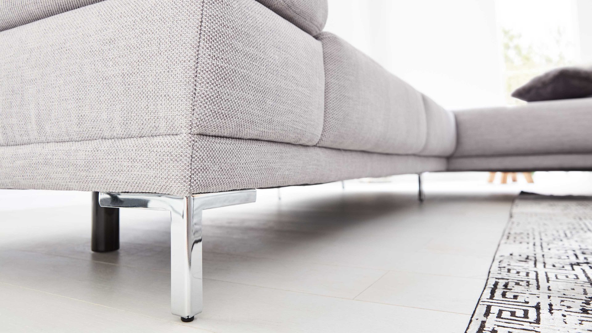 Ecksofa Interliving aus Stoff in Hellgrau Interliving Sofa Serie 4251 – Ecksofa stahlfarbenes Flachgewebe Sneak 149 & silberfarbene Metallfüße – Stellfläche ca. 300 x 225 cm