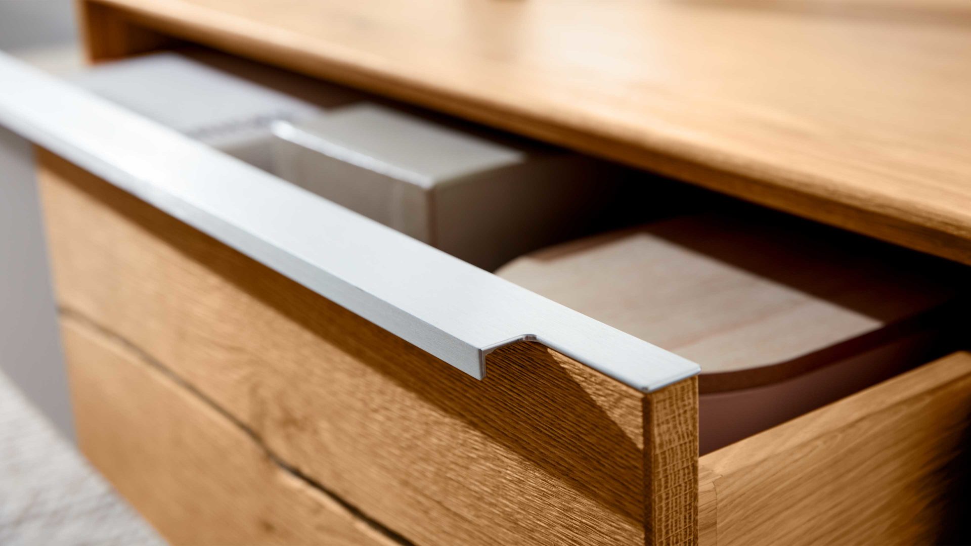 Couchtisch Interliving aus Holz in Hellgrau Interliving Wohnzimmer Serie 2020 - Couchtisch 151517 Asteiche, Schlamm & Risseiche– zwei Schubladen, ca. 82 x 82 cm