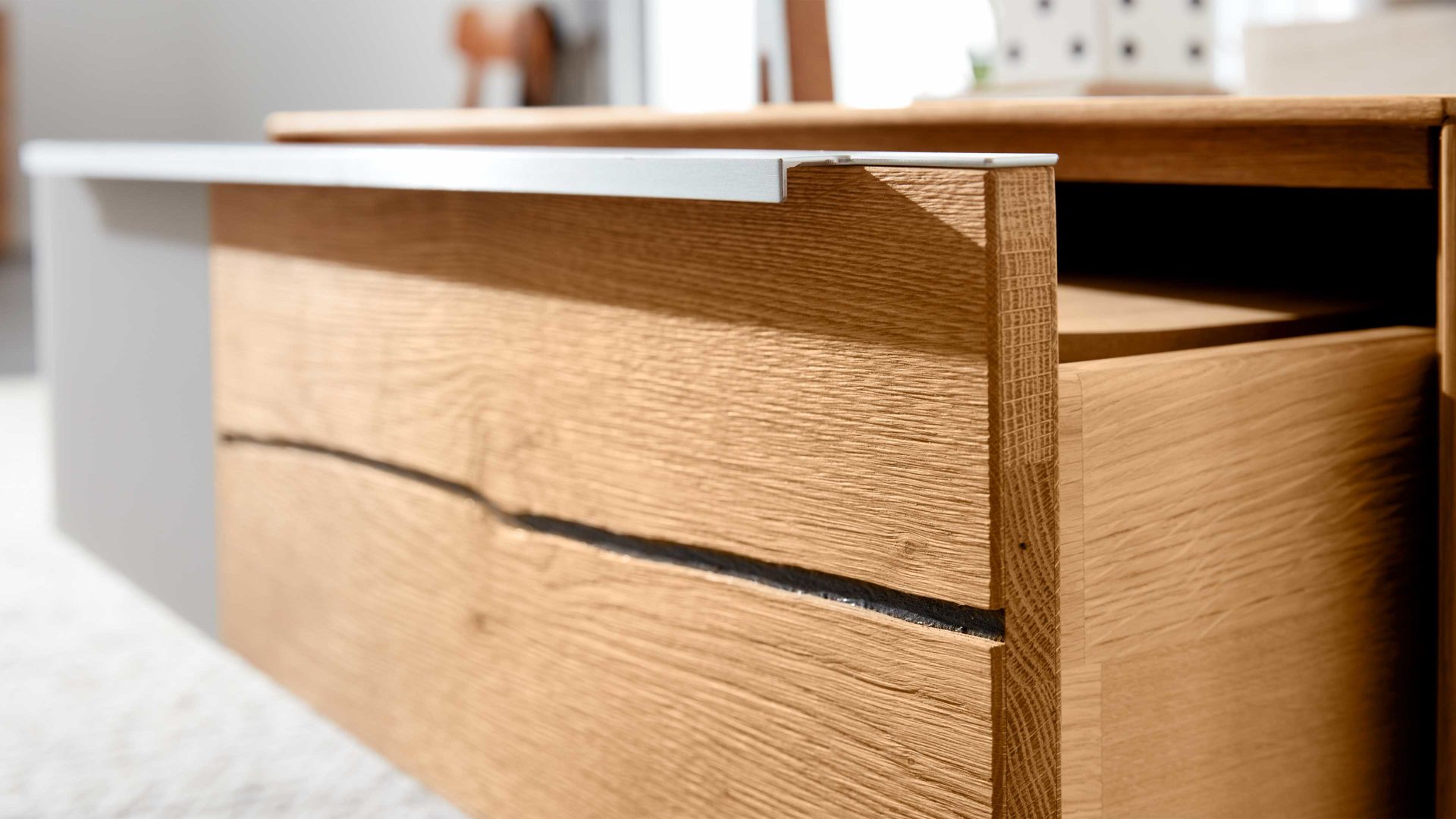 Couchtisch Interliving aus Holz in Hellgrau Interliving Wohnzimmer Serie 2020 - Couchtisch 151517 Asteiche, Schlamm & Risseiche– zwei Schubladen, ca. 82 x 82 cm