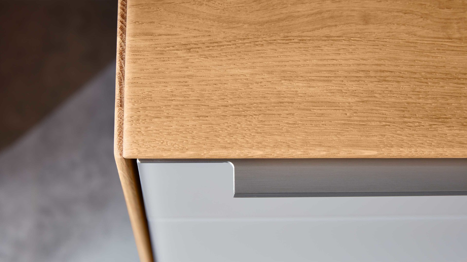 Wohnwand Interliving aus Holz in Hellgrau Interliving Wohnzimmer Serie 2020 - Wohnwand V15101 Asteiche & Schlamm – dreiteilig, Breite ca. 309 cm