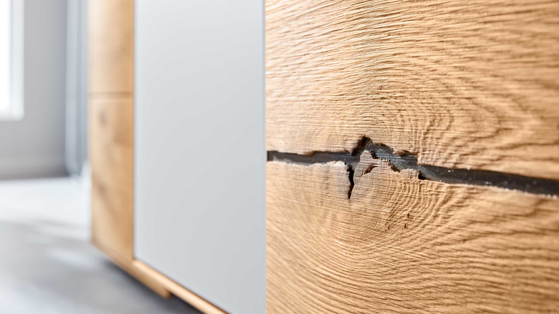 Lowboard Interliving aus Holz in Hellgrau Interliving Wohnzimmer Serie 2020 - Lowboard 151607 Asteiche & Schlamm – Breite ca. 242 cm