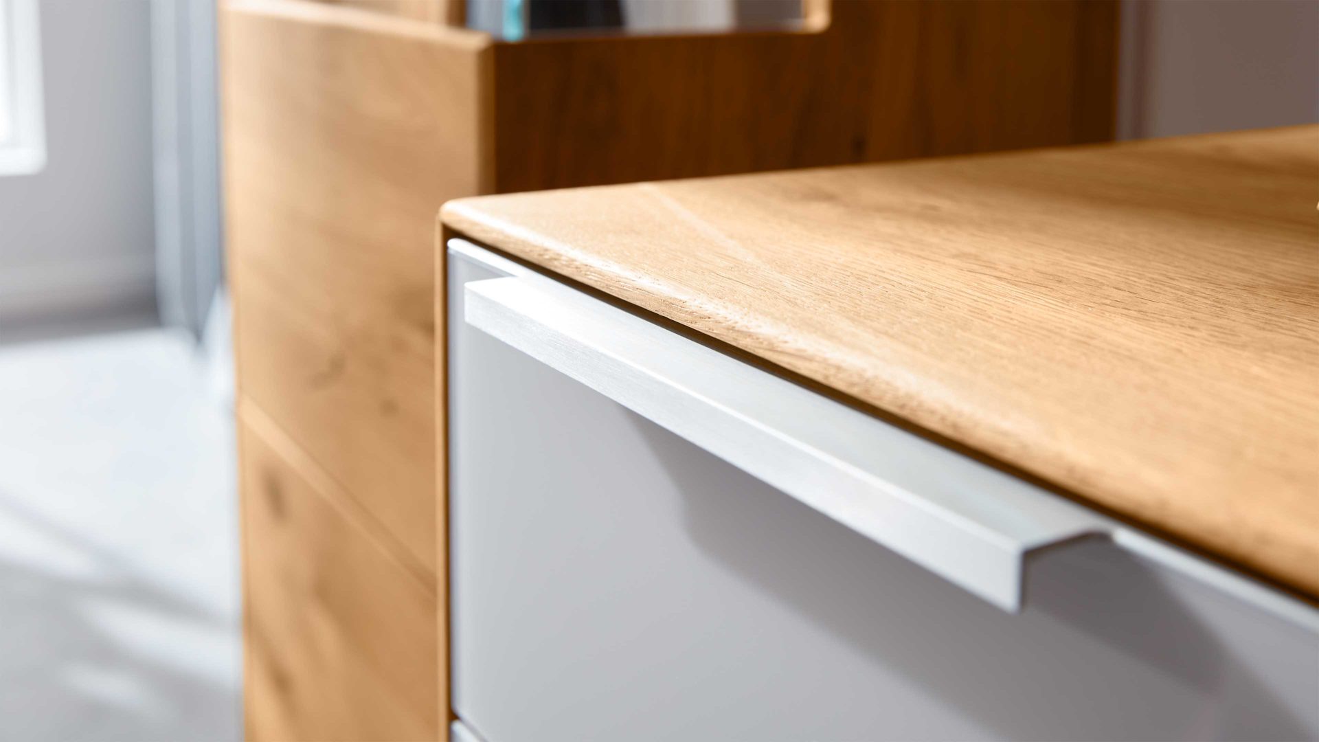 Lowboard Interliving aus Holz in Hellgrau Interliving Wohnzimmer Serie 2020 - Lowboard 151607 Asteiche & Schlamm – Breite ca. 242 cm