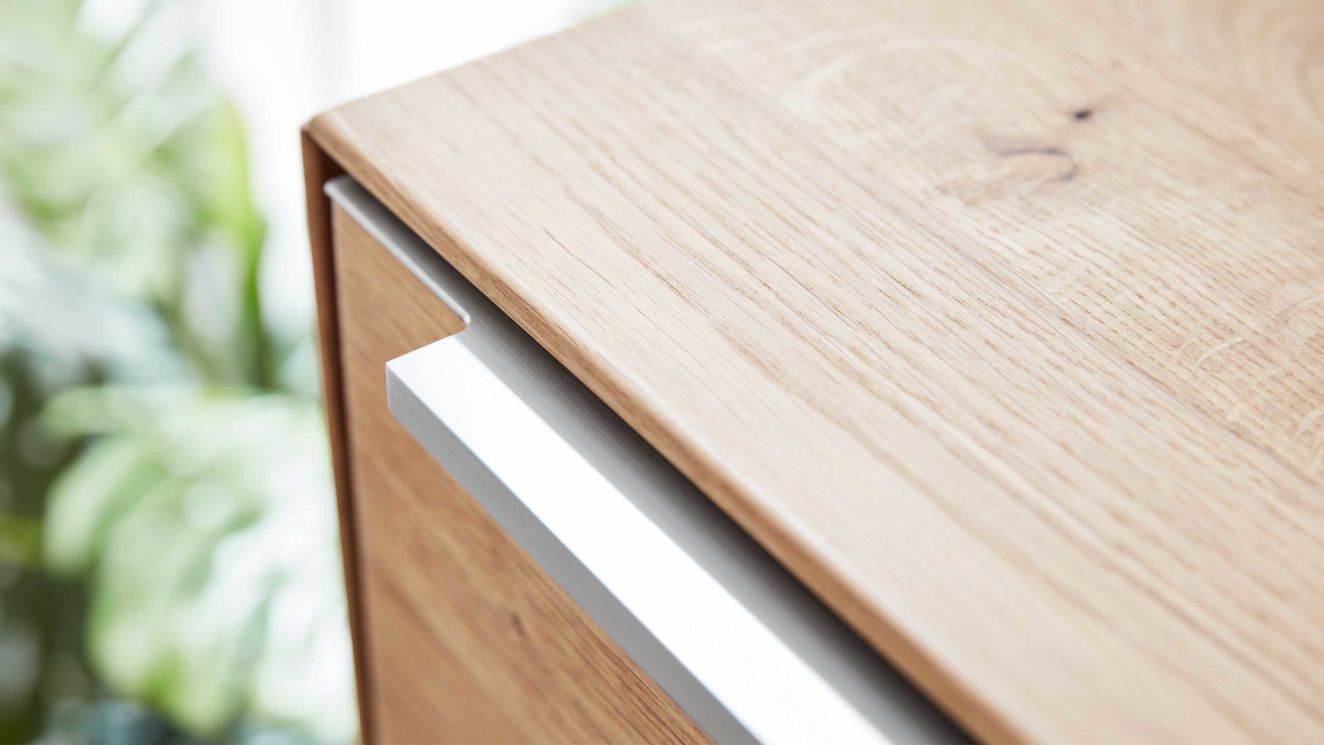 Schreibtisch Interliving aus Holz in Weiß Interliving Wohnzimmer Serie 2020 - Highboard 151197 Optiwhite, Asteiche & Riss-Eiche – Schreibplatte, zwei Türen