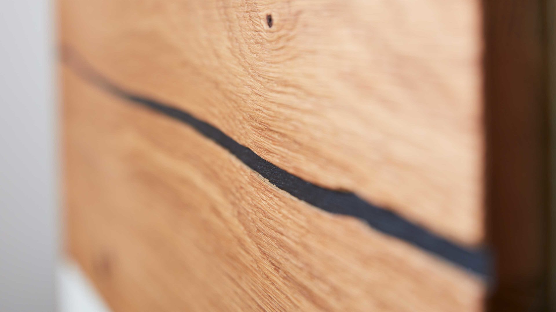 Highboard Interliving aus Holz in Weiß Interliving Wohnzimmer Serie 2020 - Highboard Optiwhite, Asteiche & Riss-Eiche – zwei Türen, eine Schublade