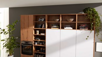 Einbauküche Interliving aus Holz in Weiß Interliving Küche Serie 3039 mit AEG Einbaugeräten Arcticweiß & Vulkaneiche – zweizeilig