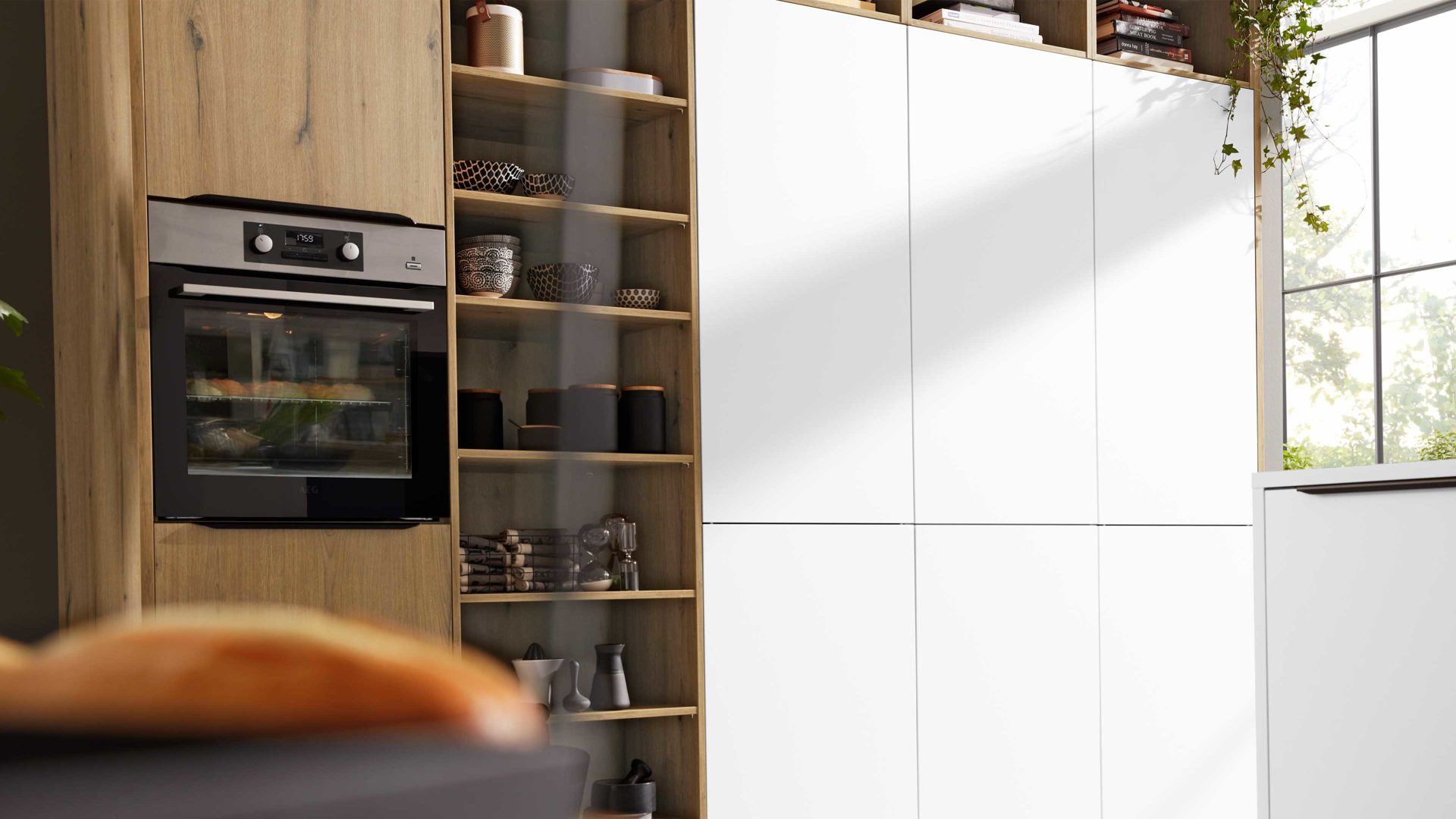 Einbauküche Interliving aus Holz in Weiß Interliving Küche Serie 3039 mit AEG Einbaugeräten Arcticweiß & Vulkaneiche – zweizeilig