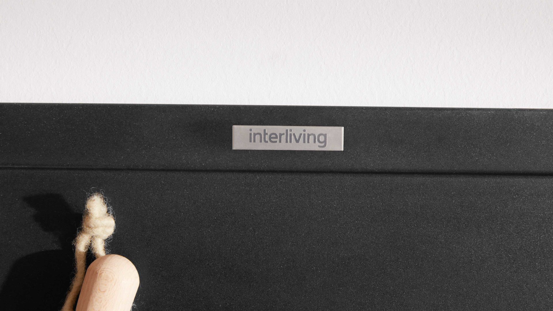 Einbauküche Interliving aus Holz in Weiß Interliving Küche Serie 3039 mit AEG Einbaugeräten Arcticweiß & Vulkaneiche – zweizeilig