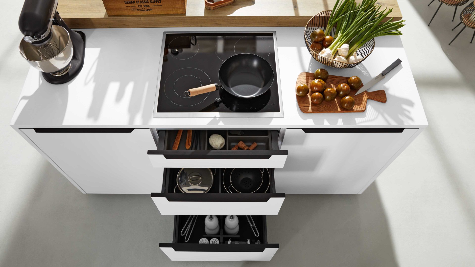 Einbauküche Interliving aus Holz in Weiß Interliving Küche Serie 3039 mit AEG Einbaugeräten Arcticweiß & Vulkaneiche – zweizeilig