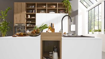 Einbauküche Interliving aus Holz in Weiß Interliving Küche Serie 3039 mit AEG Einbaugeräten Arcticweiß & Vulkaneiche – zweizeilig