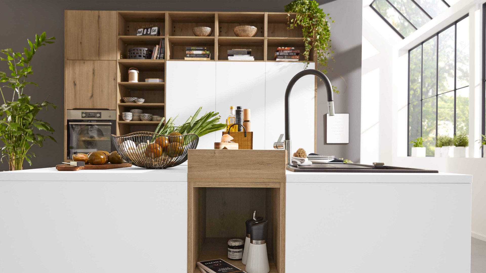 Einbauküche Interliving aus Holz in Weiß Interliving Küche Serie 3039 mit AEG Einbaugeräten Arcticweiß & Vulkaneiche – zweizeilig